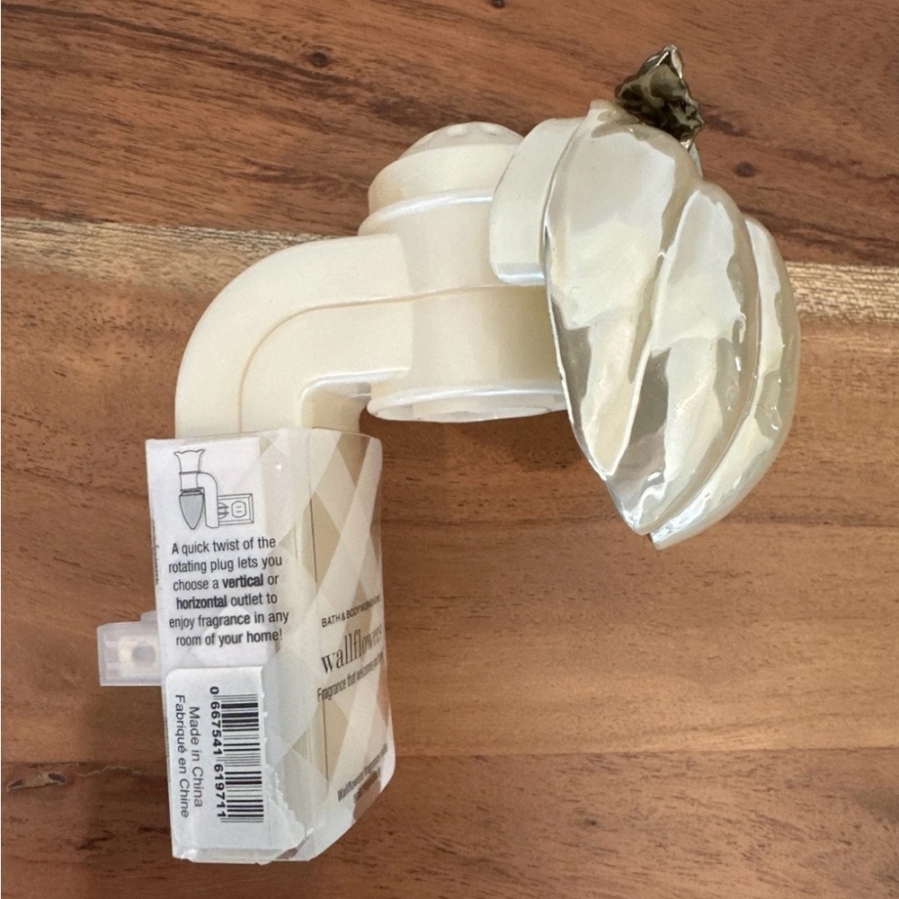 Bath & Body Works: Fall White Shiny Pumpkin Wallflower Plug - Picture 3 of 6